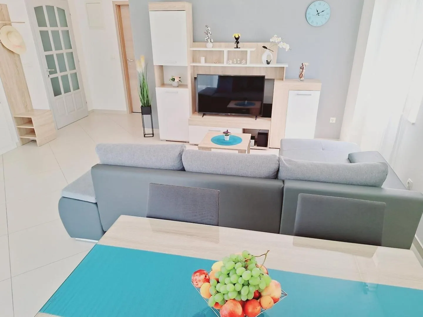 Enelani Apartments Guest house Kastela